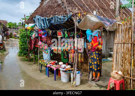 Frauen der Kuna Yala verkaufen Molas und andere Handarbeiten vor einer Stammeshütte im Dorf, Comarca Guna Yala, San-Blas-Inseln, Panama Stockfoto