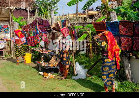 Frauen der Kuna Yala verkaufen Molas und andere Handarbeiten in einem indigenen Stammesdorf, Comarca Guna Yala, San-Blas-Inseln, Panama Stockfoto