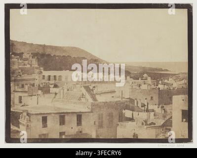 Ein Foto von Algier, Algerien, in den 1850er Jahren, das ein dicht bebautes Stadtgebiet mit niedrigen Gebäuden und einem abschüssigen Hügel im Hintergrund zeigt, aufgenommen von einem Schüler von Gustave Le Gray, einem französischen Fotografen. Stockfoto