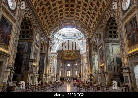 Breite Ansicht des Mittelschiffs, des gewölbten Tonnengewölbes und der Kuppel in der Renaissance-Basilika Sant'Andrea, entworfen von Alberti in Mantua, Italien Stockfoto
