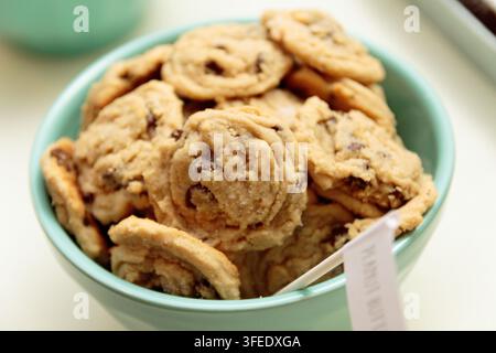 Eine hellblaue Schüssel gefüllt mit köstlichen hausgemachten Schokoladenkeksen, Nahaufnahme. Stockfoto