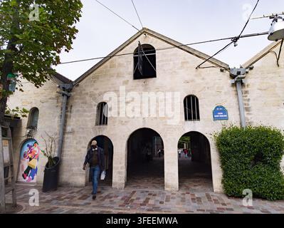 PARIS, FRANKREICH - 1. SEPTEMBER 2026 - Historische Steingebäude beherbergen nun Geschäfte und Restaurants im revitalisierten Bercy Village Stockfoto
