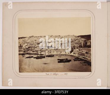 Eine Fotografie einer Küstenstadtlandschaft in Algier, Algerien, datiert 1857, die dicht gedrängte Gebäude auf einem Hügel über einem Hafen voller Boote zeigt, von Félix Jacques Antoine Moulin, einem französischen Fotografen, während der französischen Eroberung Algeriens. Stockfoto