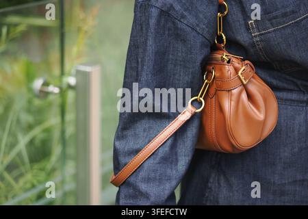 Schicke braune Tasche mit Jeans in der Stadt Stockfoto
