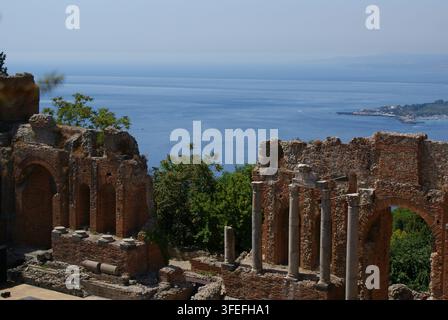 Alte Ruinen des Griechischen Theaters von Taormina mit Blick auf das Ionische Meer in Taormina, Sizilien, Italien. Stockfoto