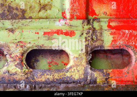Nahaufnahme eines Fragmentes einer rostigen Motorhaube. Rost an einem alten Auto. Stockfoto