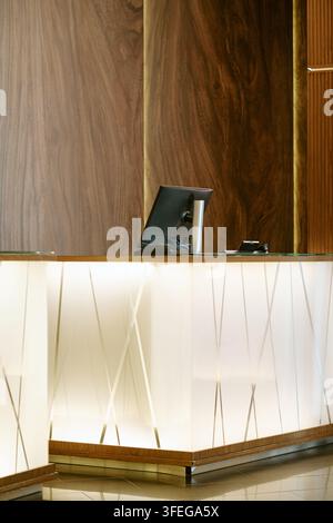 Moderne Hotelrezeption steht in leerer Lobby-Innenfläche Stockfoto