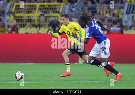 firo : 29.08.2026 Fußball, Fußball, 1. Liga, 1. Bundesliga [Bundesliga], Saison 2026/2027, Borussia Dortmund, Borussia Dortmund - HSV Hamburg, HSV Hamburg Hamburg 2:0 Konstantinos Karetsas von Borussia Dortmund (L) und Jordan Torunarigha von HSV Hamburg Stockfoto
