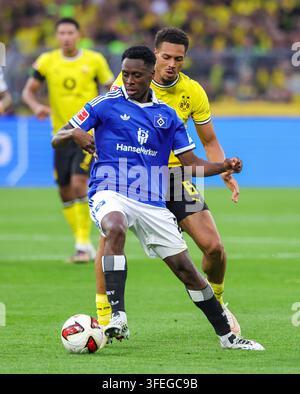 firo : 29.08.2026 Fußball, 1. Liga, 1. Bundesliga [Bundesliga], Saison 2026/2027, Borussia Dortmund, Borussia Dortmund - HSV Hamburg, HSV Hamburg Hamburg 2:0 Albert Lokonga vom HSV Hamburg Hamburg und Felix Nmecha von Borussia Dortmund (Rücken) Stockfoto