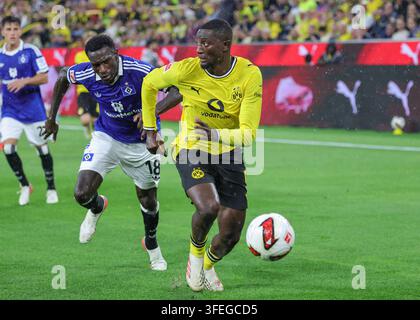 firo : 29.08.2026 Fußball, 1. Bundesliga, Saison 2026/2027, Borussia Dortmund, Borussia Dortmund - HSV Hamburg, HSV Hamburg 2:0 Serhou Guirassy von Borussia Dortmund (R) und Bakery Jatta vom HSV Hamburg kämpfen um den Ball Stockfoto