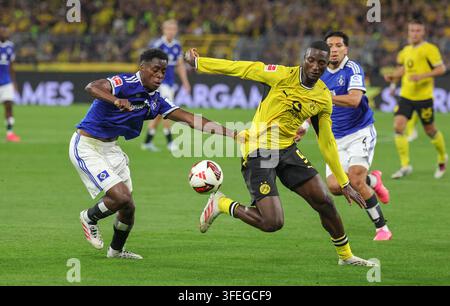 firo : 29.08.2026 Fußball, 1. Liga, 1. Bundesliga [Bundesliga], Saison 2026/2027, Borussia Dortmund, Borussia Dortmund - HSV Hamburg, HSV Hamburg Hamburg 2:0 Albert Lokonga vom HSV Hamburg Hamburg (L) und Serhou Guirassy von Borussia Dortmund Stockfoto