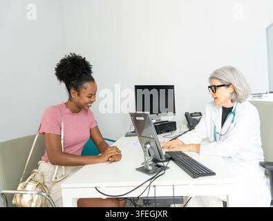 Arzt und Patient führen ein Gesundheitsgespräch in einer Arztpraxis Stockfoto