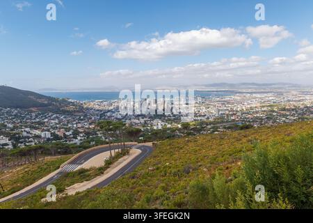Panoramablick auf Kapstadt vom Tafelberg mit Stadt, Meer und Küste Stockfoto