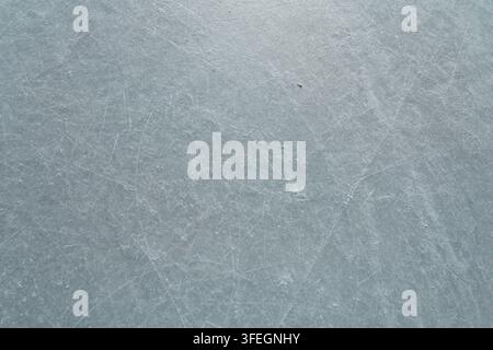 Eishockeypuck und Eis auf der zerkratzten Oberfläche, abstrakter Hintergrund, Eisarena Stockfoto