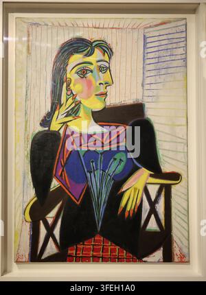 Pablo Picassos Meisterwerk aus dem Jahr 1937, Ölgemälde auf Leinwand, Porträt der Dora Maar (Portrait de Dora Maar), das seine Partnerin und Muse zeigt, sitzend in einem Sessel Stockfoto