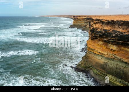 Marokko Sahara-Küste mit Atlantikwellen, die an den Klippen brechen Stockfoto