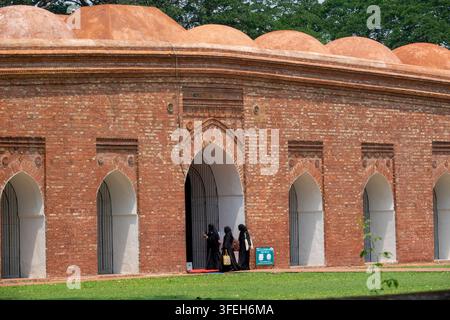 Frauen in schwarzen Abayas, die die historische Sixty Dome Mosque in der Khulna-Division, Bagerhat, Bangladesch, betreten Stockfoto