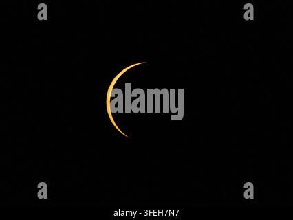 Sonne-und-Mond-Alignment während der partiellen Phase einer totalen Sonnenfinsternis Stockfoto