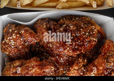 Glasiierte gebratene Hühnerflügel mit Sesamsamen Stockfoto