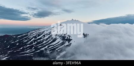 Snæfellsjökull-Gletscher in Wolken bei Sonnenuntergang Stockfoto