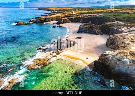 Klippenküste in Porto Covo in der Gemeinde Sines, Alentejo, Portugal Stockfoto