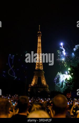 Beleuchteter Eiffelturm mit Feuerwerk und einer farbenfrohen Lichtshow vor dem Nachthimmel in Paris, Frankreich. Stockfoto