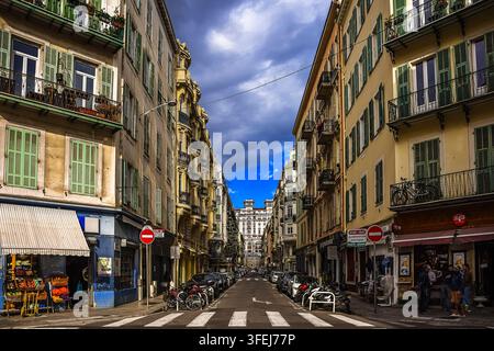Handelsaktivitäten und die Geometrien der Gebäude und Straßen von Nizza Stockfoto