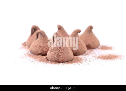 Schokoladentrüffel mit Kakaopulver bedeckt auf weißem Hintergrund. Stockfoto