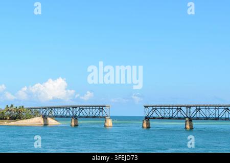 Die alte Bahia-Honda-Eisenbahnbrücke in den Florida Keys. Diese nun verlassene Eisenbahnbrücke, die von Henry Flagler gebaut und 1912 eröffnet wurde, diente als Verbindung zwischen Stockfoto