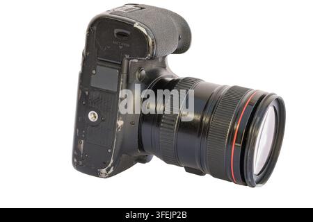 Nahaufnahme seitlich einer schwarzen Digitalkamera mit Objektiv, isoliert auf weißem Hintergrund. Die Kamera zeigt Gebrauchsspuren und betont ihre strukturierten Oberflächen und Details. Stockfoto