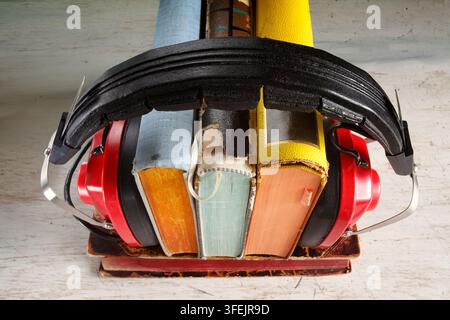 Hörbuch, Hörbuch, Hörbuch, mit Reihe von Büchern und Vintage-Kopfhörern. Stockfoto