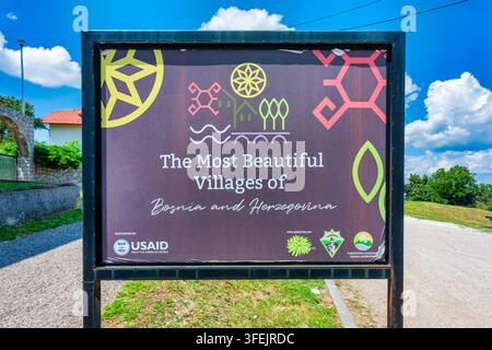 Schild, das die Initiative 'Die schönsten Dörfer Bosniens und Herzegowinas' in Srebrenik, Tuzla-Kanton, Bosnien und Herzegowina bewirbt Stockfoto