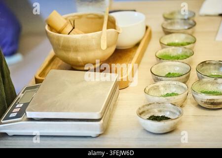 Vorbereitung der Zutaten für eine Matcha-Teeceremonie auf einem Holztisch Stockfoto