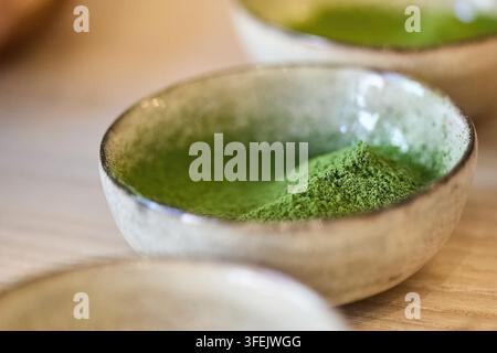 Grünes Matcha-Teepulver in einer Keramikschale für einen gesunden Lebensstil Stockfoto