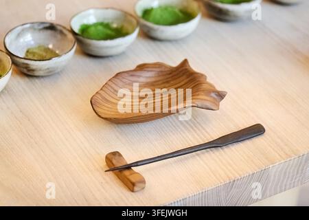 Vorbereitung einer Matcha-Grünteezeremonie auf einem Holztisch Stockfoto