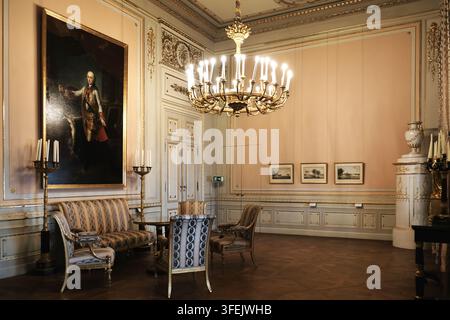 Elegante Innenansicht der historischen Habsburg-Saal des Albertina-Palastes, die luxuriösen kaiserlichen Räume in Wien, Österreich, präsentierend. Stockfoto