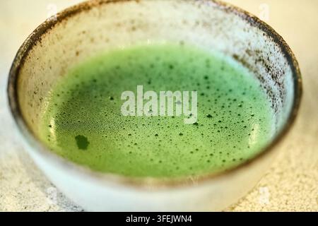 Matcha-Grünteeschale mit zeremoniellem Schaum Stockfoto