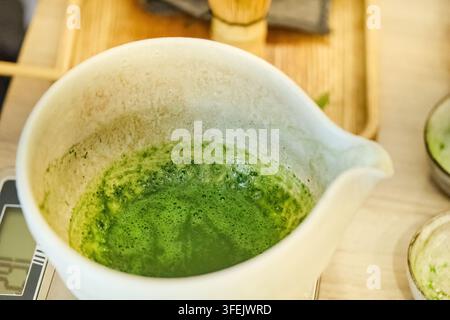 Matcha-Teepulver in einer traditionellen Keramik-Chawan-Schüssel aufschlagen Stockfoto