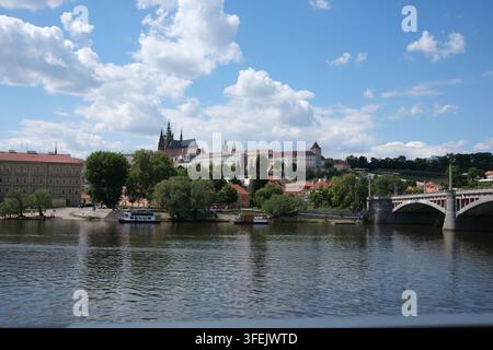 Prag, Tschechische Republik; 18. Mai 2026: Blick auf die Prager Burg über die Moldau mit einer Brücke im Vordergrund Stockfoto