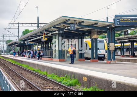 Auf einem Bahnsteig warten Menschen auf den Zug Stockfoto