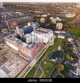 Bau in Brent Cross Town, Londons neuer Parkstadt, Bau moderner Wohnhäuser neben dem gestalteten Clitterhouse Park. Stockfoto