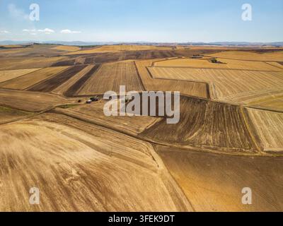 Luftbild von trockenen landwirtschaftlichen Feldern in Puglia, Italien Stockfoto