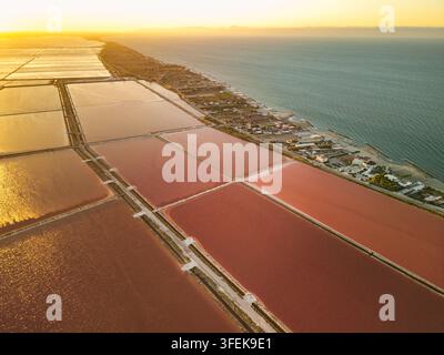 Aus der Vogelperspektive der Salzminen Margherita di Savoia bei Sonnenuntergang in Apulien, Italien Stockfoto