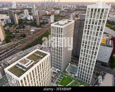 Luftbild des Coppermaker Square von Greystar in Stratford, London, das moderne Wohnhochhäuser zeigt, um den städtischen Wohnungsbau hervorzuheben Stockfoto