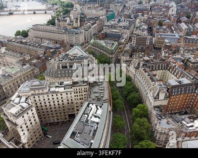 Luftaufnahme der Aldwych-Straße und des Wahrzeichens Bush House in Westminster, London, die die städtische Landschaft und die Themse zeigt Stockfoto