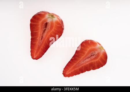 Erdbeerhälften frische Obstscheiben auf weißem Hintergrund Stockfoto