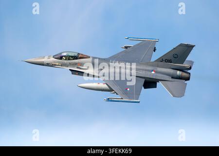 Kampfflugzeug F-16 der Königlich Niederländischen Luftwaffe im Flug während der NATO-Übung Frisian Flag. Leeuwarden, Niederlande - 28. März 2017 Stockfoto