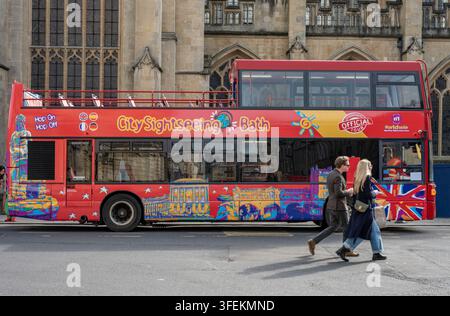 Offen für den Doppeldeckerbus in der historischen Stadt Bath Spa, Somerset, England, UK Stockfoto