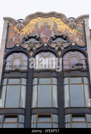 Die Fassade des Türkischen Bankhauses mit einem farbenfrohen Mosaik im Art-Nouveau-Stil in Budapest Stockfoto