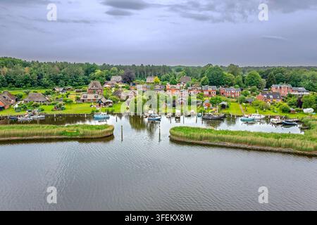 Luftbild über Fischerboote, die im alten Hafen von Gothmund, einem Fischerdorf an der Trave bei Lübeck, Schleswig-Holstein, Deutschland, vertäut sind Stockfoto